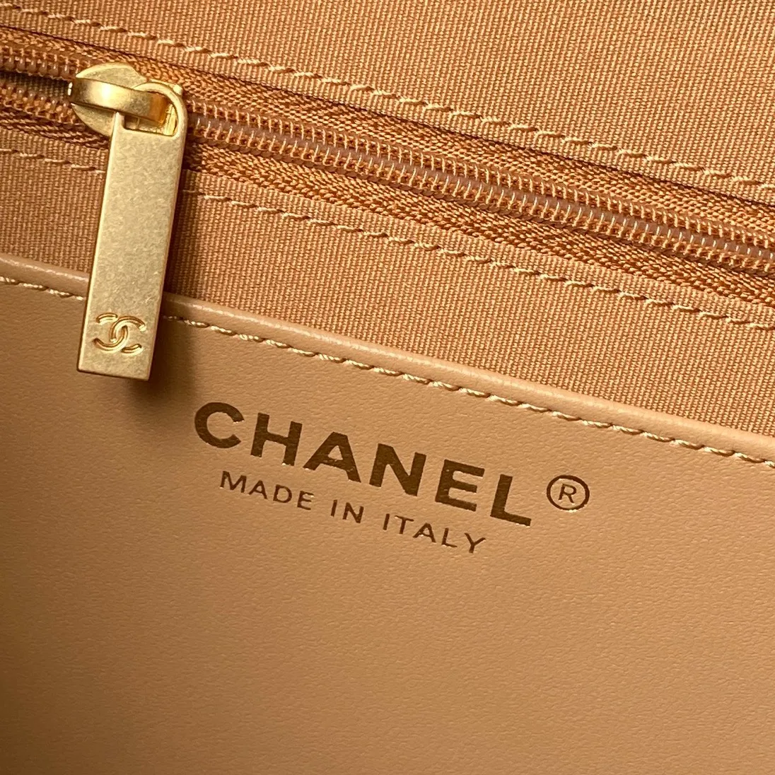 💰810 麂皮Chanel🅾️26C早春系列 贵气感拉满✨hobo嬉皮包👜AS5970 麂皮配金属 表面有细腻的短绒感 触感柔软亲肤 复古金色金属链 自带复古质感 搭配同色系的牛皮手提 既保证了耐用性 也和麂皮材质形成了质感上的对比 让整体更有层次 更显精致 能给简约的包包增加亮点 软而不塌的廓形 也撑得起场合格调 是随手一挎就有的毫不费力的时髦 实用耐磨 容量大 上身效果高级感满满 尺寸:23.5×31×10cm