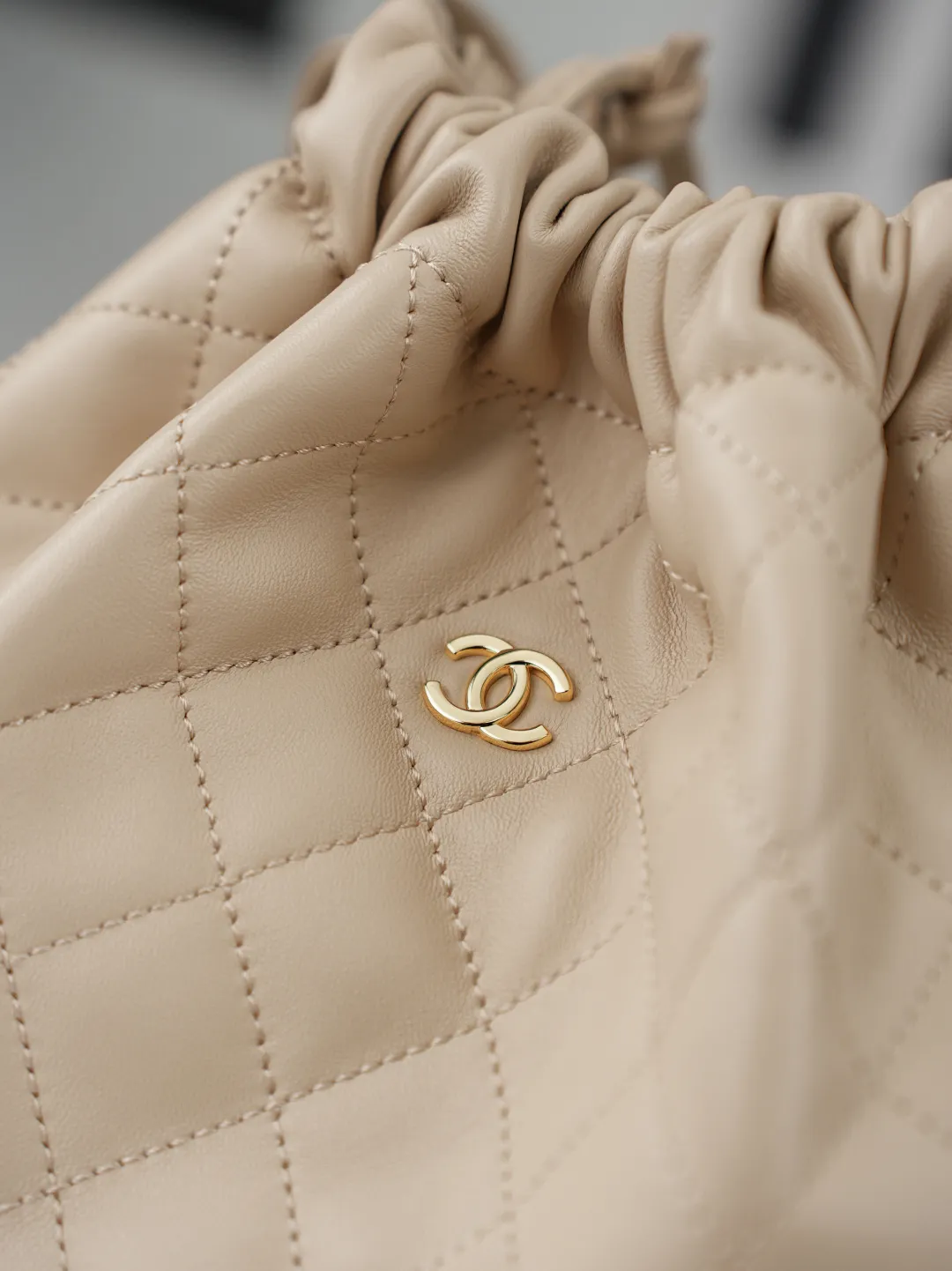 顶级货💰680💰跑量 💼Chanel 26S | 春夏隐藏系列👜 💜独家背景💜 实物实拍/顶级质量 隐藏款福袋包😍 经典小羊皮，百搭的颜色！ 抽绳设计搭配福袋包型简直太可爱啦! 福袋的风到底是卷到了小香家 四条抽绳搭配是个小圆饼，显得一整个都灵动哦！ 容量也是很nice，日常通勤都是很好的选择 款号：5227杏色羊皮【配小香专用白盒黑盒】 &middot;大号AS5227/尺寸17*22*8cm &middot;小号AS5228/尺寸12*18*5cm