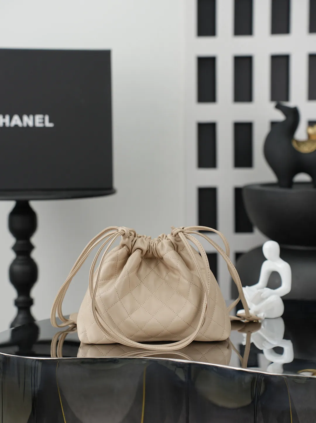 顶级货💰680💰跑量 💼Chanel 26S | 春夏隐藏系列👜 💜独家背景💜 实物实拍/顶级质量 隐藏款福袋包😍 经典小羊皮,百搭的颜色! 抽绳设计搭配福袋包型简直太可爱啦! 福袋的风到底是卷到了小香家 四条抽绳搭配是个小圆饼,显得一整个都灵动哦! 容量也是很nice,日常通勤都是很好的选择 款号:5227杏色羊皮【配小香专用白盒黑盒】 ·大号AS5227/尺寸17*22*8cm ·小号AS5228/尺寸12*18*5cm
