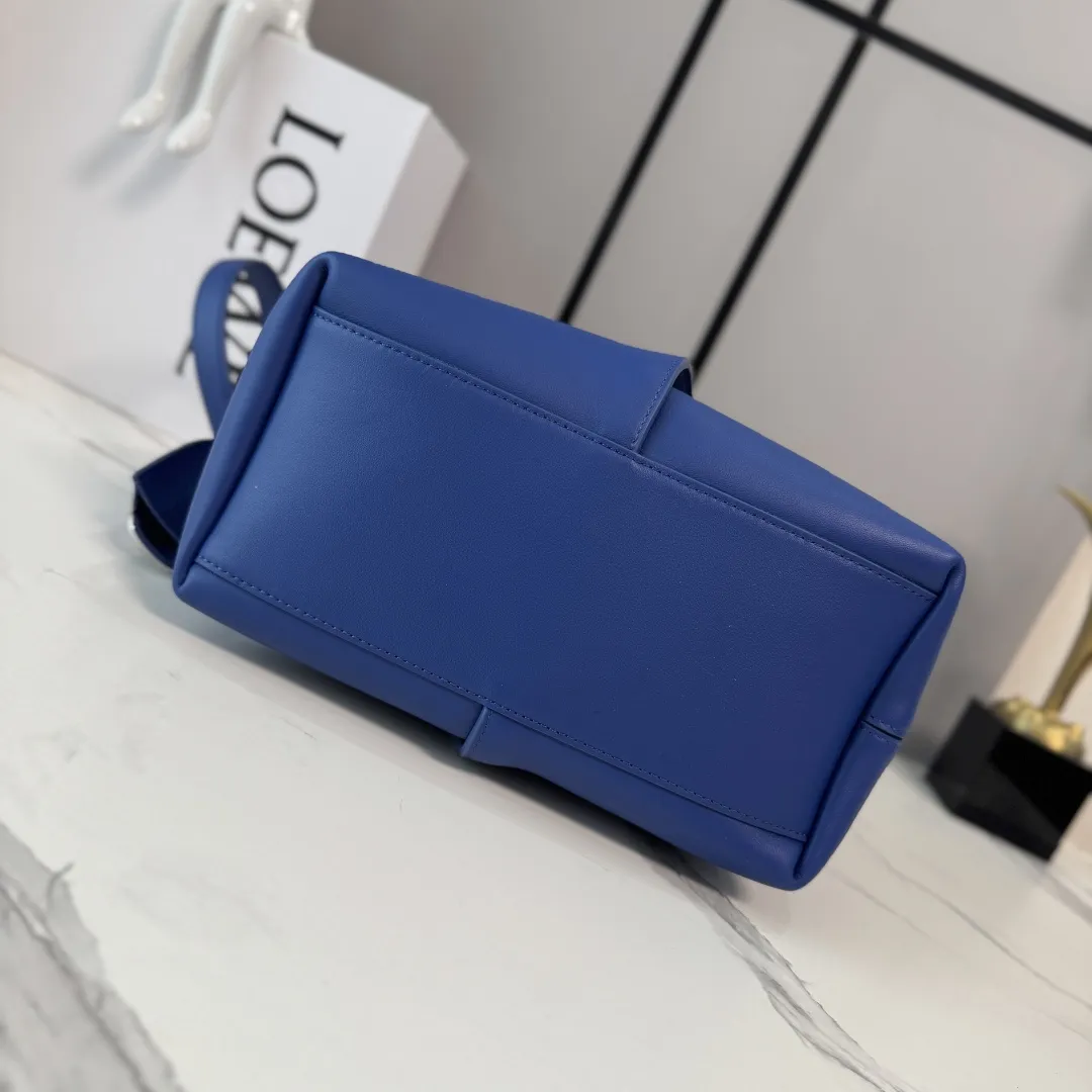 LO℮w℮🌟中号光滑Bilbao梯形水桶包 呈现简约几何设计。采用皮革拼接打造,中央饰有褶皱,造型柔软贴身,是日常随身携带的理想选择。此中号版本采用光滑牛皮革制成。*🉑肩背或斜挎*🉑调节肩带*🉑拆卸Double L压纹皮革钟形挂饰,内藏实用开瓶器*额外的外部D形环,可用于搭配个性化挂饰*钩扣🉑固定随身物品 绒面革衬里*LOE*WE烫银. size:13*25*24CM 型号:652604 F:780
