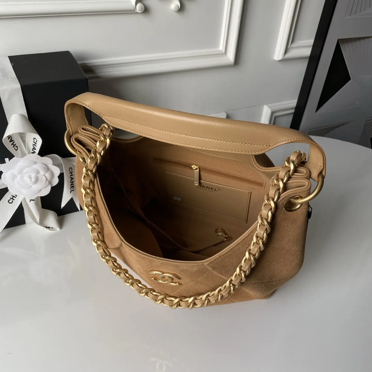 💰810 麂皮Chanel🅾️26C早春系列 贵气感拉满✨hobo嬉皮包👜AS5970 麂皮配金属 表面有细腻的短绒感 触感柔软亲肤 复古金色金属链 自带复古质感 搭配同色系的牛皮手提 既保证了耐用性 也和麂皮材质形成了质感上的对比 让整体更有层次 更显精致 能给简约的包包增加亮点 软而不塌的廓形 也撑得起场合格调 是随手一挎就有的毫不费力的时髦 实用耐磨 容量大 上身效果高级感满满 尺寸:23.5×31×10cm