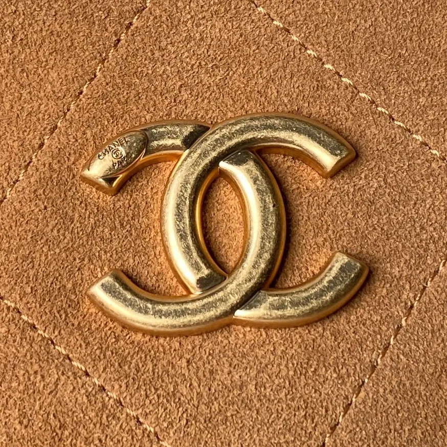 💰810 麂皮Chanel🅾️26C早春系列 贵气感拉满✨hobo嬉皮包👜AS5970 麂皮配金属 表面有细腻的短绒感 触感柔软亲肤 复古金色金属链 自带复古质感 搭配同色系的牛皮手提 既保证了耐用性 也和麂皮材质形成了质感上的对比 让整体更有层次 更显精致 能给简约的包包增加亮点 软而不塌的廓形 也撑得起场合格调 是随手一挎就有的毫不费力的时髦 实用耐磨 容量大 上身效果高级感满满 尺寸:23.5×31×10cm