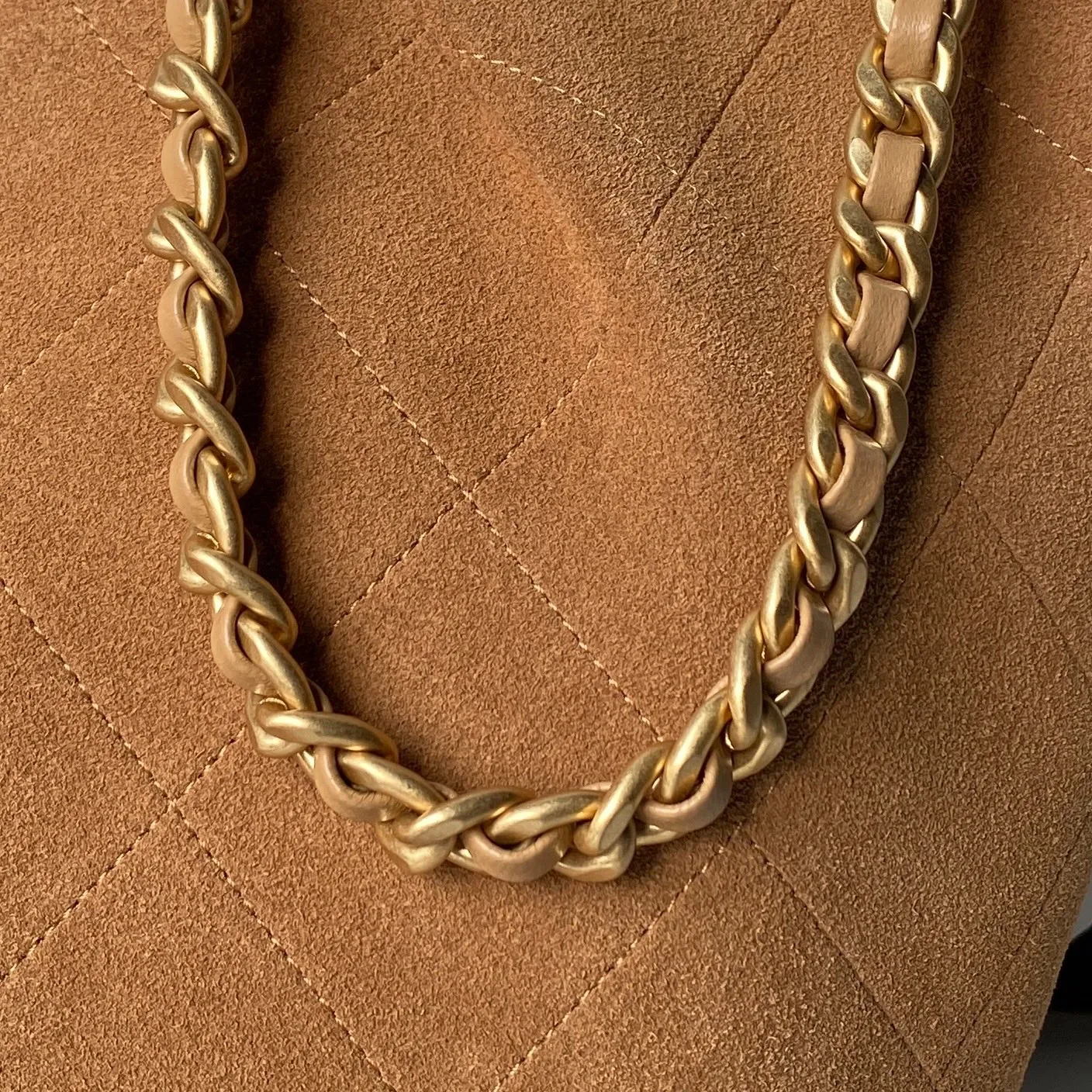 💰810 麂皮Chanel🅾️26C早春系列 贵气感拉满✨hobo嬉皮包👜AS5970 麂皮配金属 表面有细腻的短绒感 触感柔软亲肤 复古金色金属链 自带复古质感 搭配同色系的牛皮手提 既保证了耐用性 也和麂皮材质形成了质感上的对比 让整体更有层次 更显精致 能给简约的包包增加亮点 软而不塌的廓形 也撑得起场合格调 是随手一挎就有的毫不费力的时髦 实用耐磨 容量大 上身效果高级感满满 尺寸:23.5&times;31&times;10cm