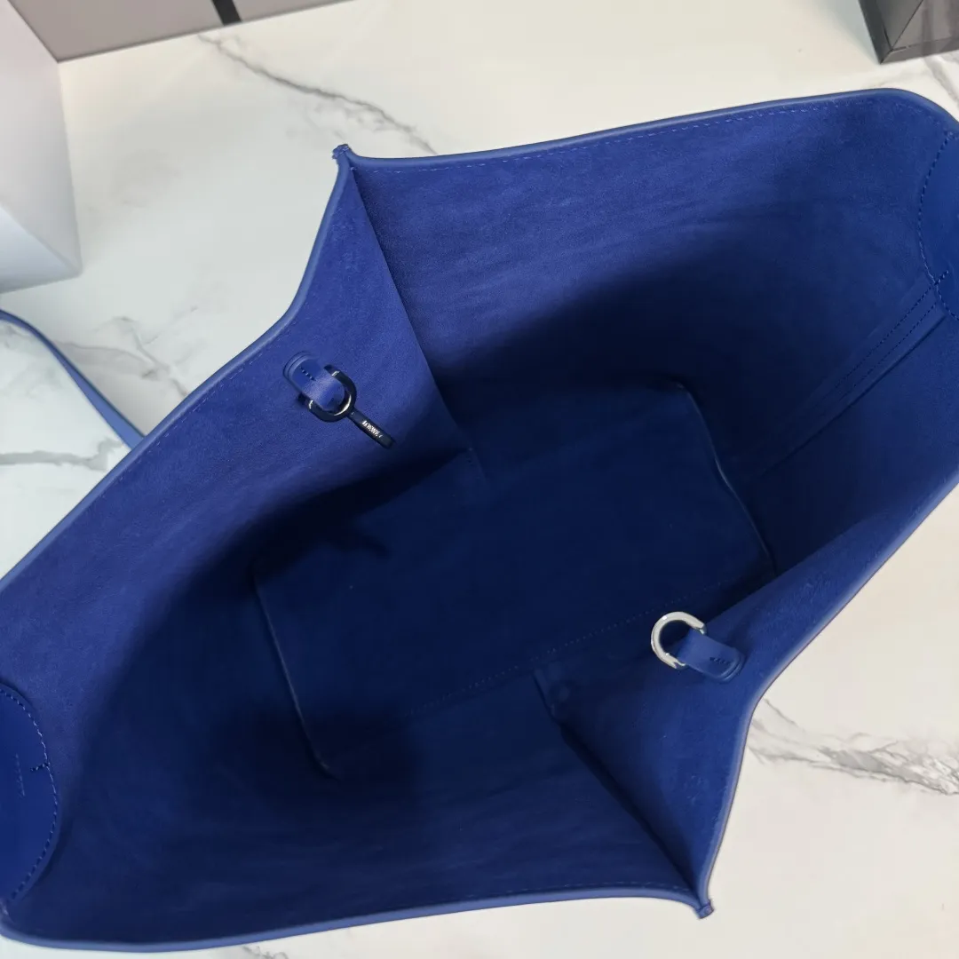 LO℮w℮🌟中号光滑Bilbao梯形水桶包 呈现简约几何设计。采用皮革拼接打造,中央饰有褶皱,造型柔软贴身,是日常随身携带的理想选择。此中号版本采用光滑牛皮革制成。*🉑肩背或斜挎*🉑调节肩带*🉑拆卸Double L压纹皮革钟形挂饰,内藏实用开瓶器*额外的外部D形环,可用于搭配个性化挂饰*钩扣🉑固定随身物品 绒面革衬里*LOE*WE烫银. size:13*25*24CM 型号:652604 F:780