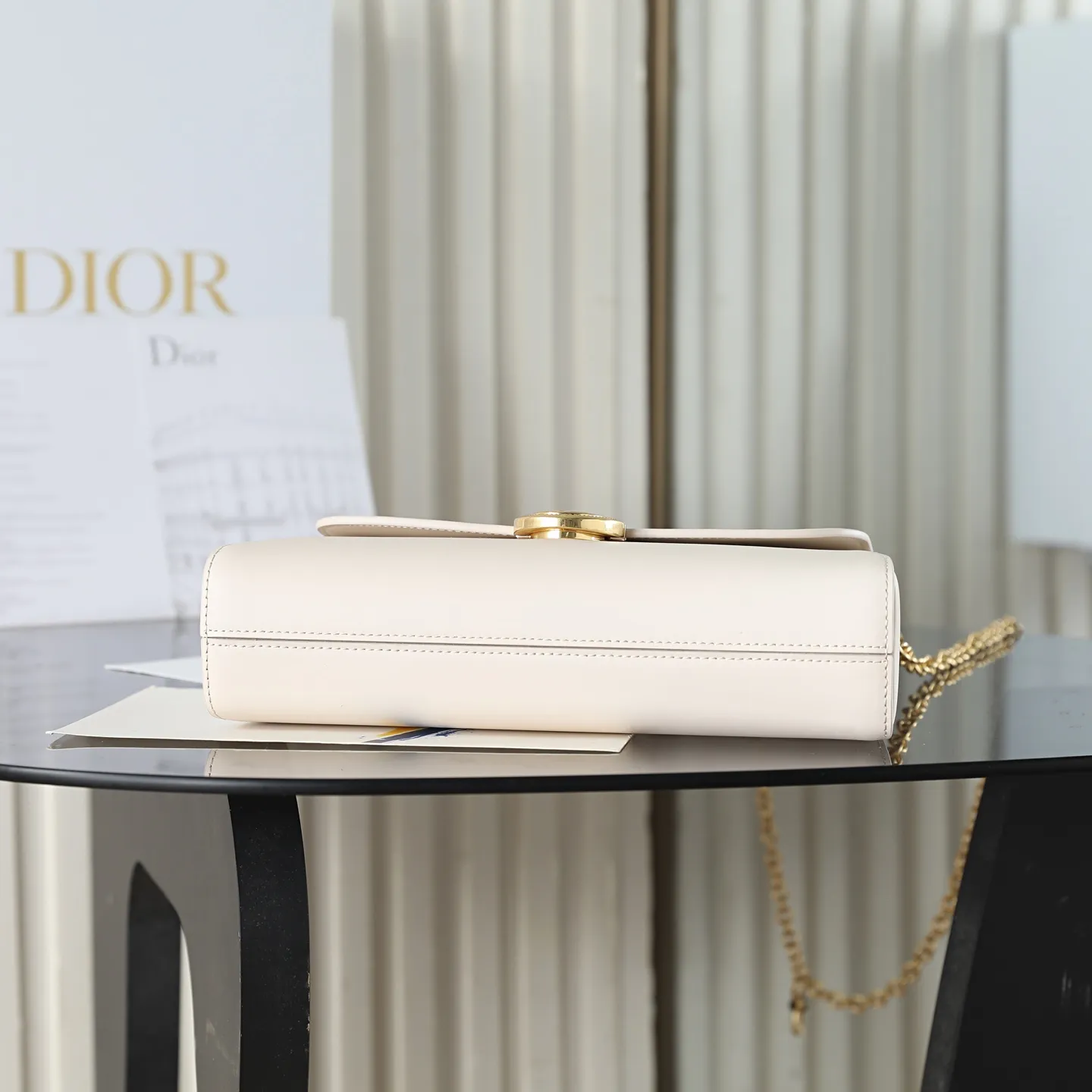 P700 原厂级 Médaillon 手拿包\n\n这款 Dior Médaillon 手拿包设计百搭,彰显 Dior 经久不衰的优雅风范。Dior Médaillon 标志扣环呼应 Dior 沙龙 18 世纪洛可可风格的优雅格调,缝有三角形衬料的挺括廓形则突显时髦气息。设有顶部手柄和可调节、可拆卸的链条,可手提或肩背突显高雅气质,可与日常造型或晚装搭配。\n\nM3671\n尺寸:26 x 11.5 x 4.5 厘米(长 x 高 x 宽)