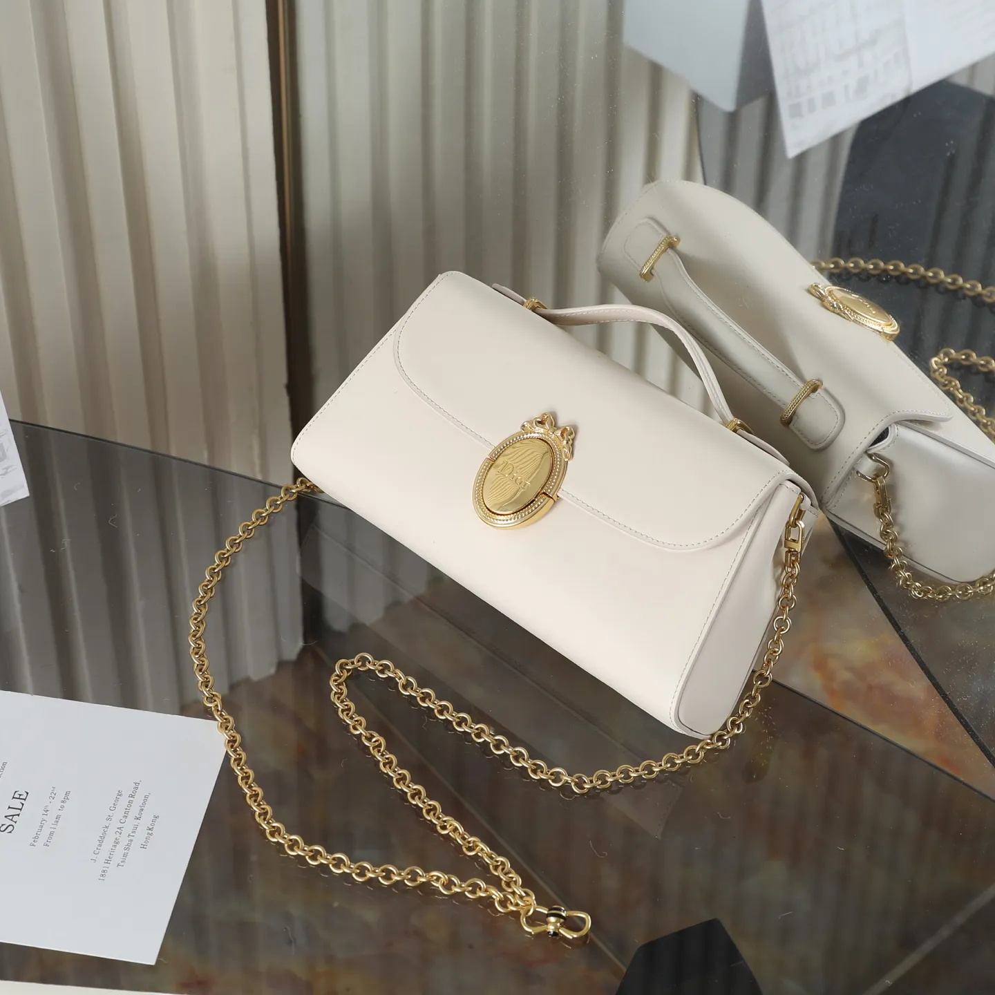 P700 原厂级 Médaillon 手拿包\n\n这款 Dior Médaillon 手拿包设计百搭,彰显 Dior 经久不衰的优雅风范。Dior Médaillon 标志扣环呼应 Dior 沙龙 18 世纪洛可可风格的优雅格调,缝有三角形衬料的挺括廓形则突显时髦气息。设有顶部手柄和可调节、可拆卸的链条,可手提或肩背突显高雅气质,可与日常造型或晚装搭配。\n\nM3671\n尺寸:26 x 11.5 x 4.5 厘米(长 x 高 x 宽)