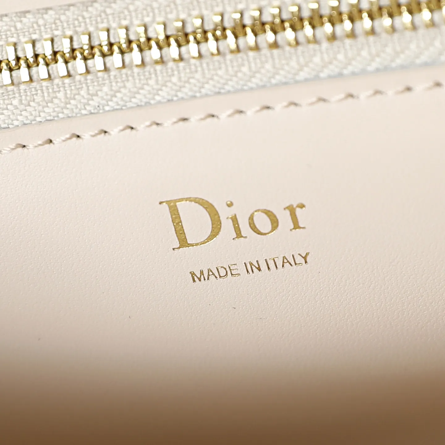 P700 原厂级 M&eacute;daillon 手拿包\n\n这款 Dior M&eacute;daillon 手拿包设计百搭，彰显 Dior 经久不衰的优雅风范。Dior M&eacute;daillon 标志扣环呼应 Dior 沙龙 18 世纪洛可可风格的优雅格调，缝有三角形衬料的挺括廓形则突显时髦气息。设有顶部手柄和可调节、可拆卸的链条，可手提或肩背突显高雅气质，可与日常造型或晚装搭配。\n\nM3671\n尺寸：26 x 11.5 x 4.5 厘米（长 x 高 x 宽）